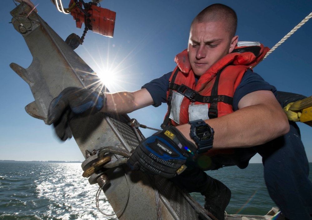 USS Mason sailor secures outrigger