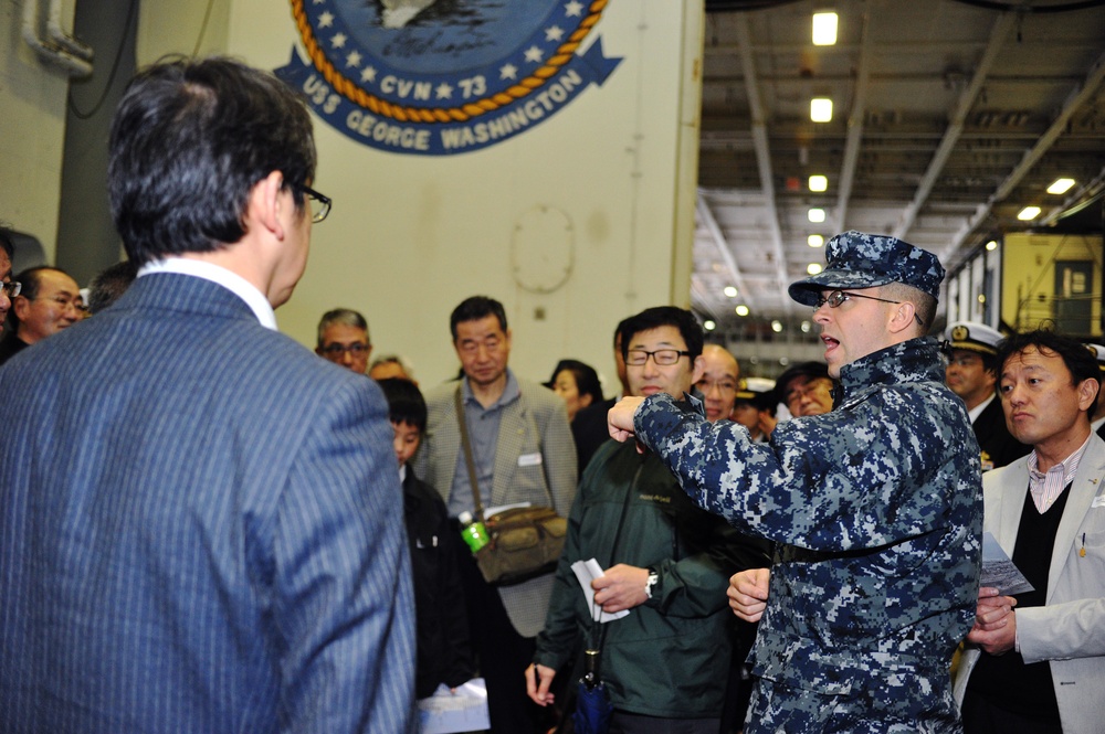 Tokyo Rotary Club tours USS George Washington