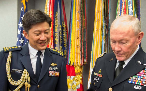 CJCS meets with his Singapore counterpart