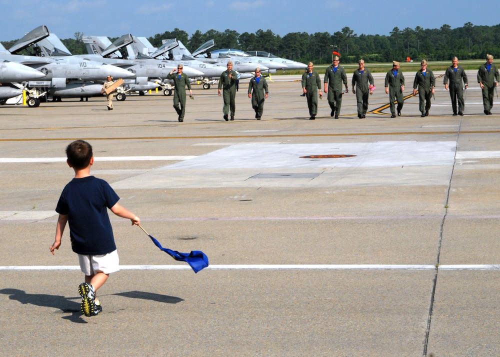 VFA-143 homecoming celebration