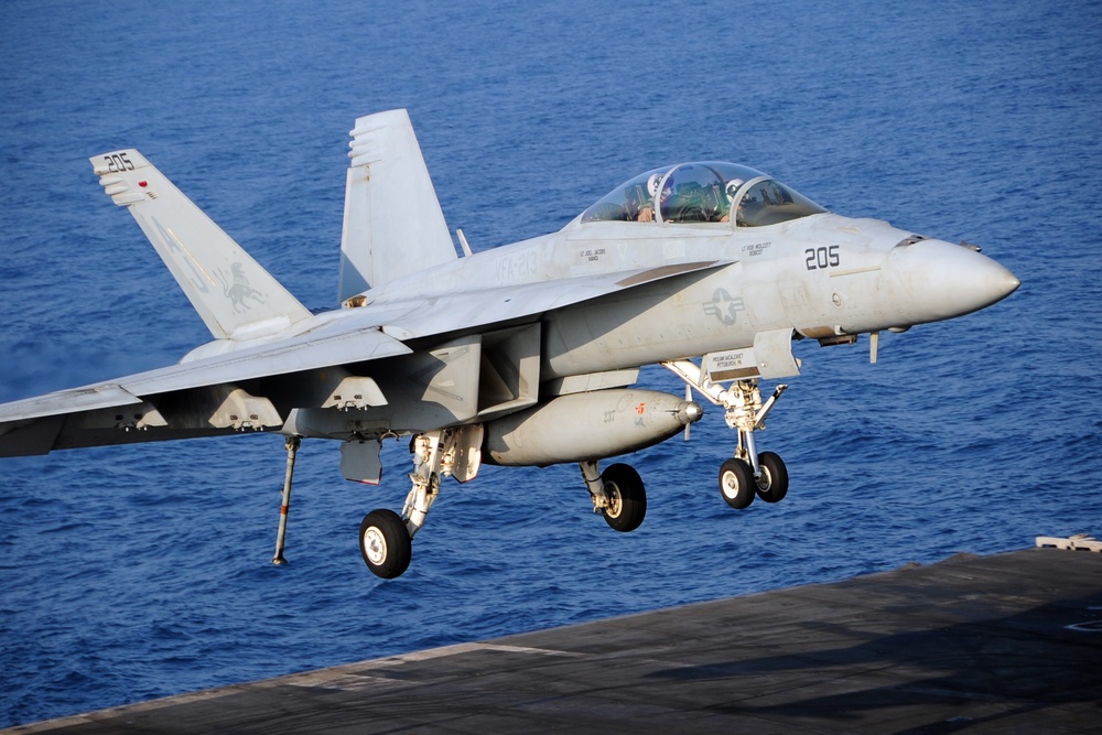 Super Hornet lands aboard USS George H.W. Bush