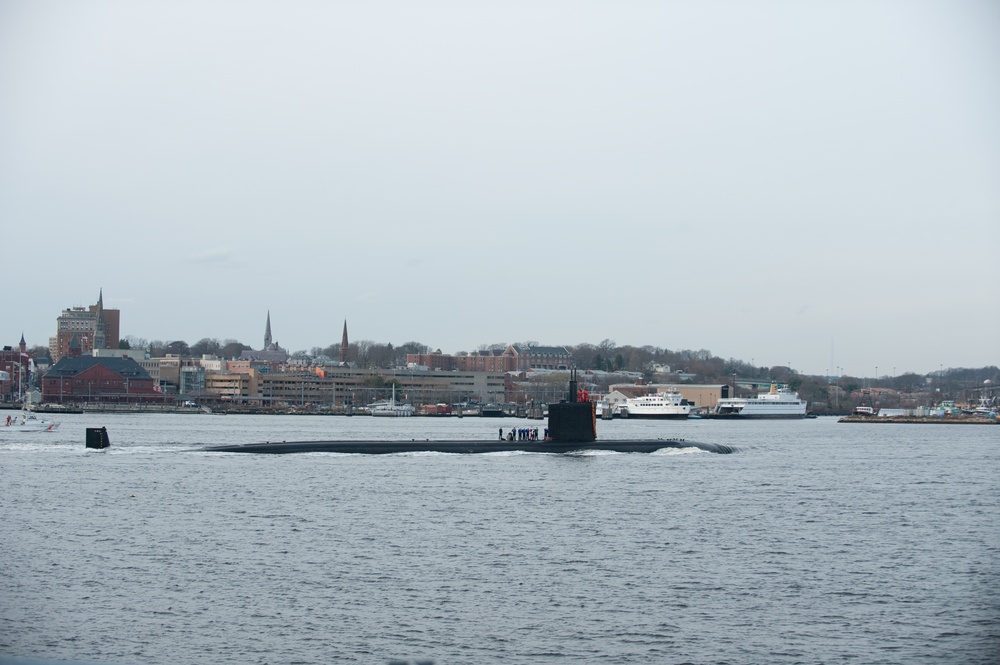 USS Miami en route to Naval Submarine Base New London