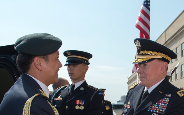 CJCS meets with his Singapore counterpart