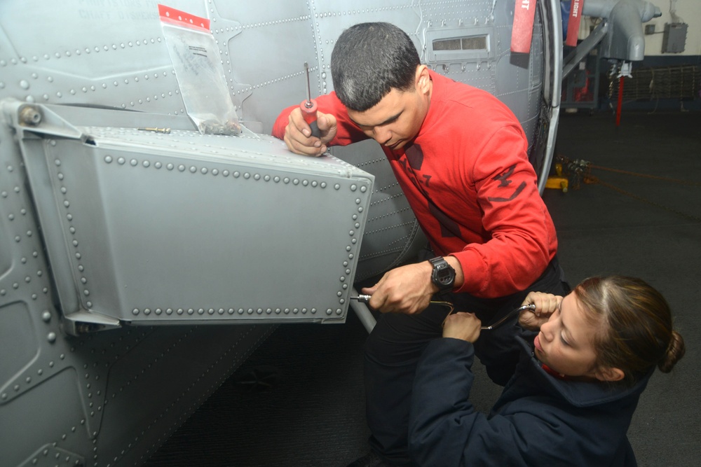 MH-60S Knighthawk helicopter maintenance