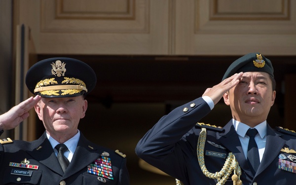 CJCS meets with his Singapore counterpart