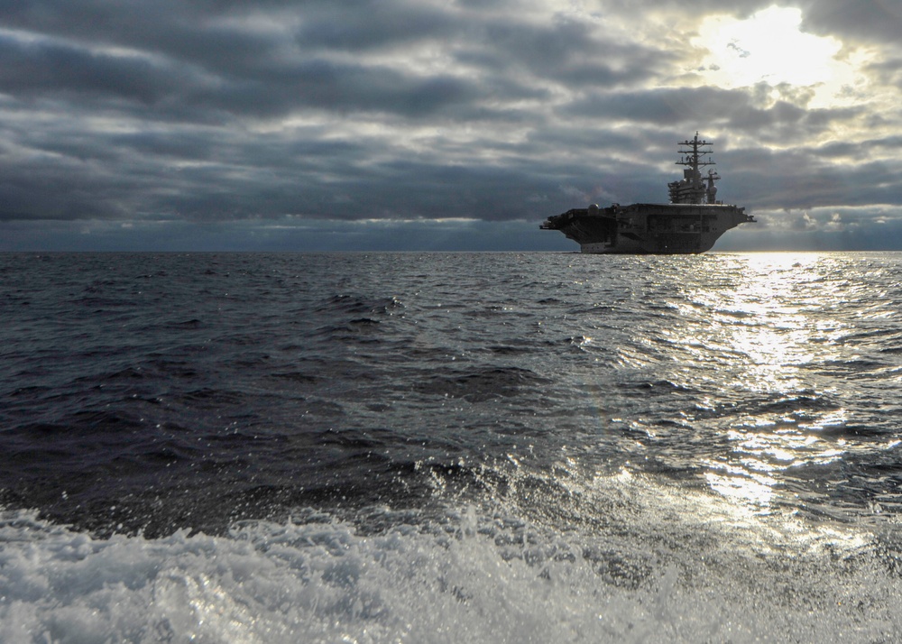 USS Nimitz transits the Pacific Ocean