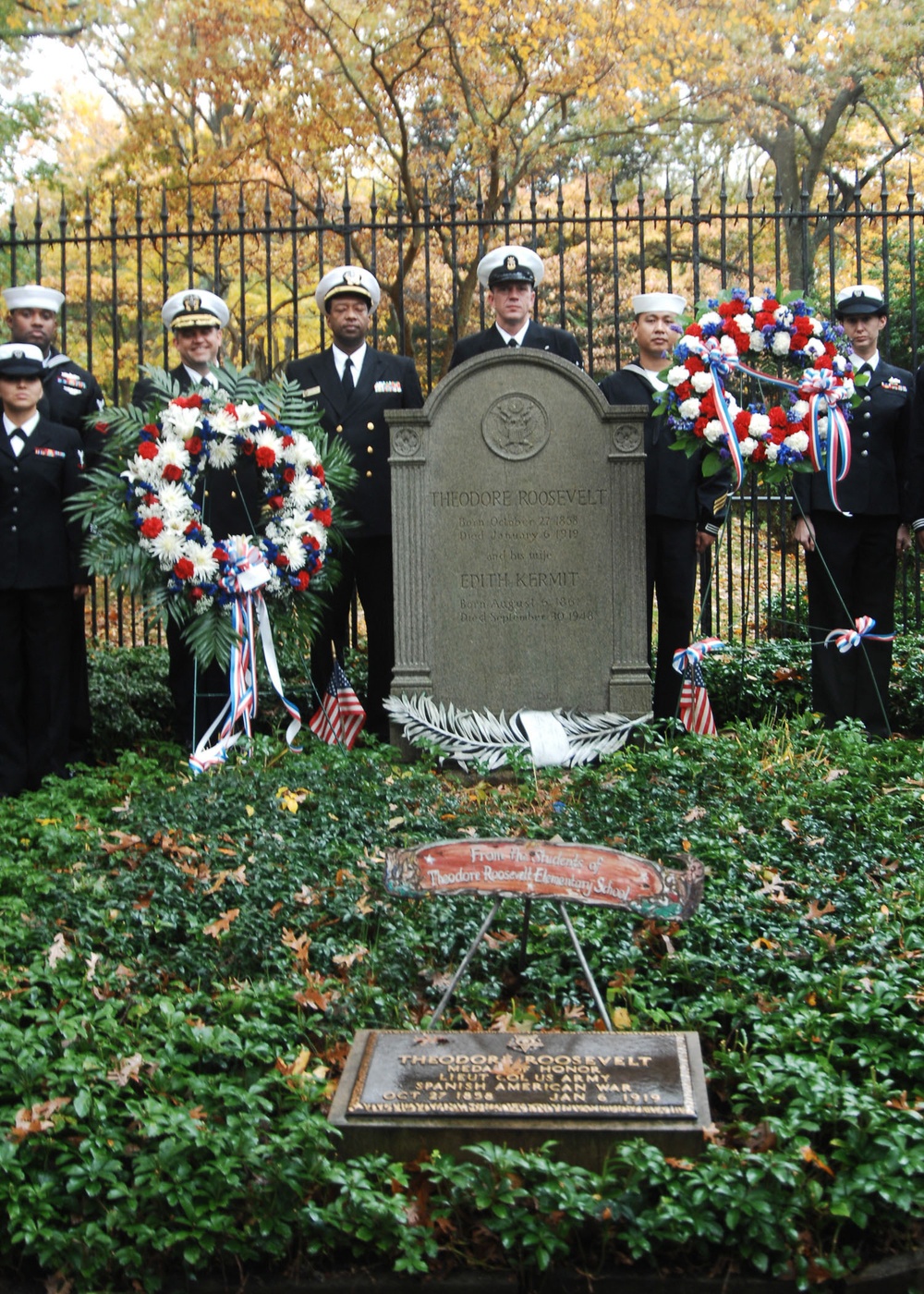 Sailors from USS Theodore Roosevelt visit namesake's gravesite