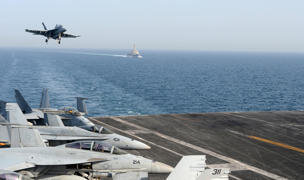 Super Hornet lands aboard USS George H.W. Bush