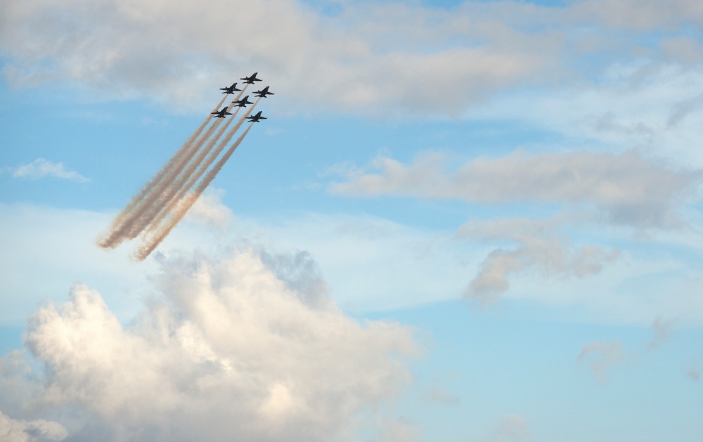 Blue Angels illustrate precision during Wings Over the Pacific