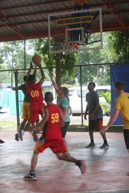 Philippine, US service members take it to the hole