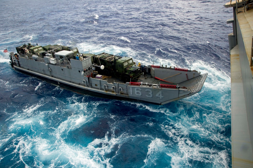 USS Peleliu LCU operations