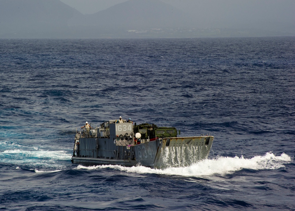 USS Peleliu LCU operations