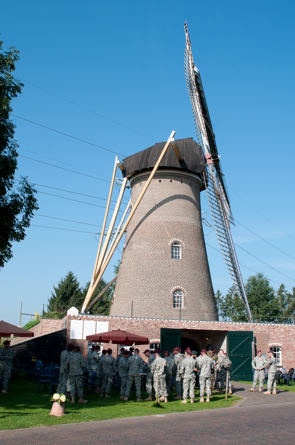 Paratroopers tour Eindhoven battle sites in Netherlands