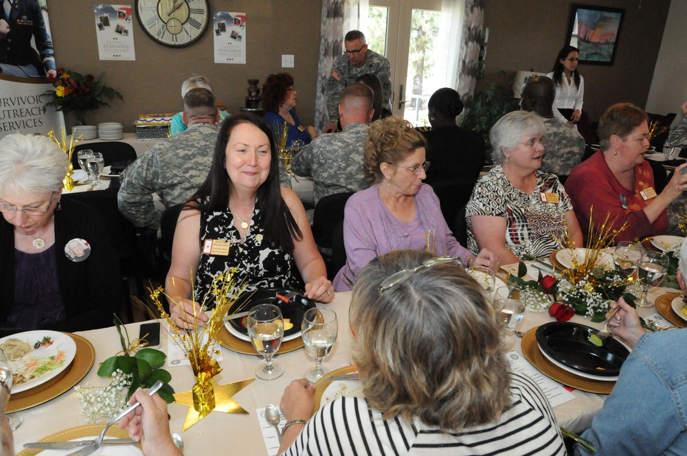 Gold Star mothers comfort, socialize