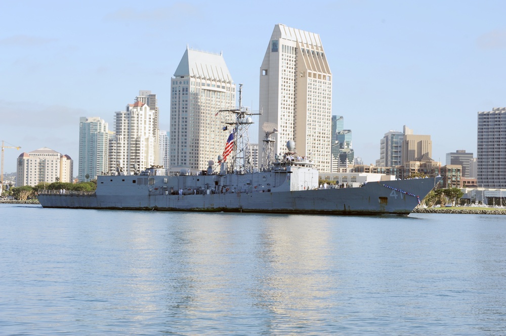 USS McClusky returns to Naval Base San Diego