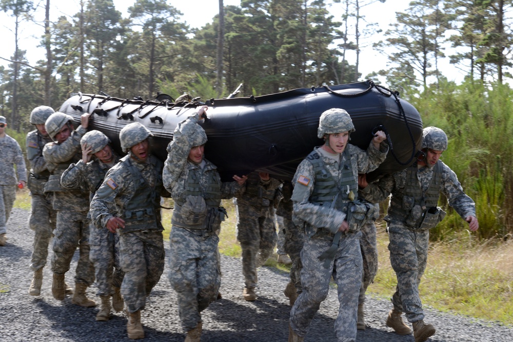 Soldiers motivate each other at Best Warrior competition