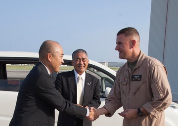 Ogasawara Village officials visit Osprey pilots, tour MCAS Futenma