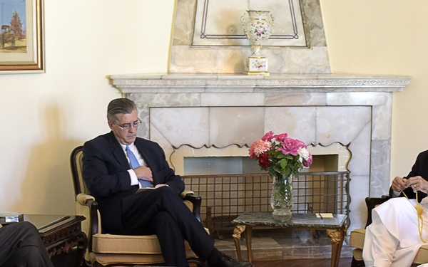 COMISAF meets with Afghan President Ashraf Ghani