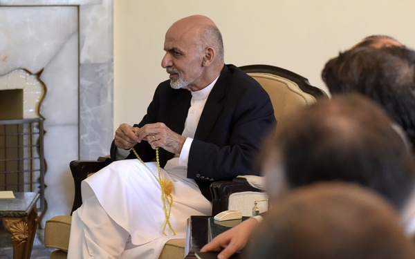 COMISAF meets with Afghan President Ashraf Ghani