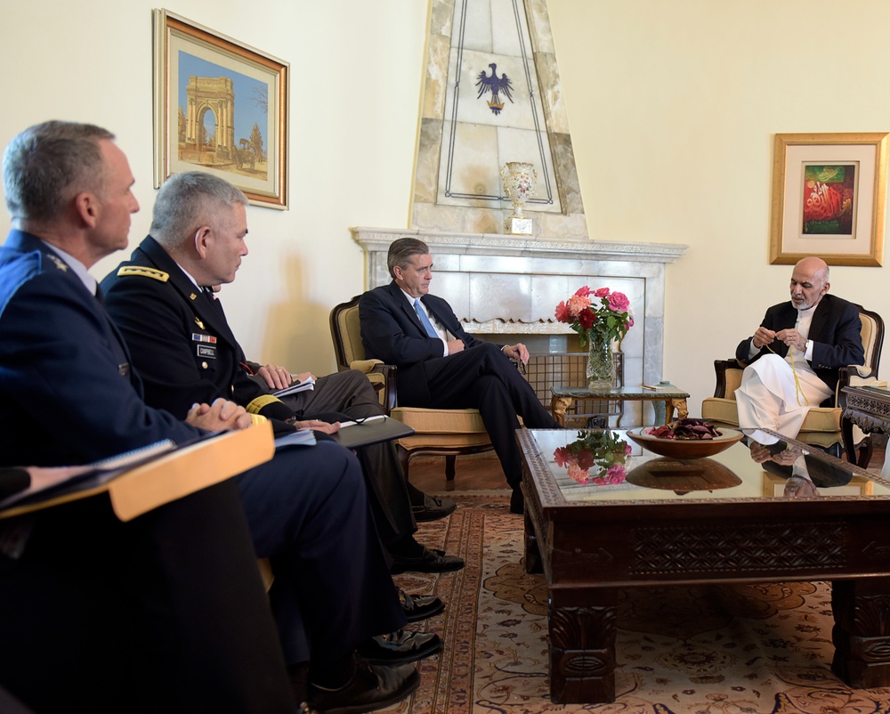 COMISAF meets with Afghan President Ashraf Ghani