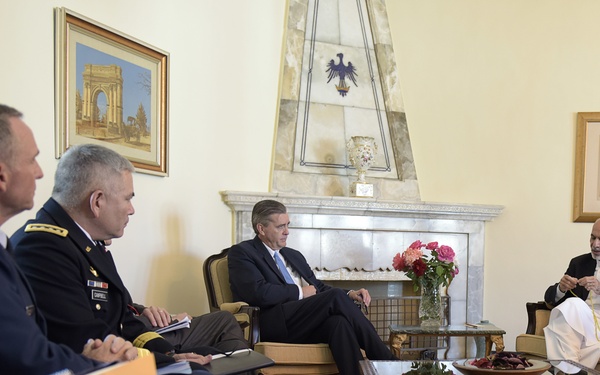 COMISAF meets with Afghan President Ashraf Ghani