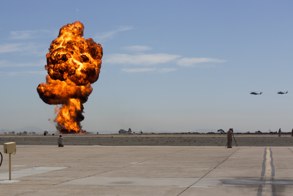 Mighty MAGTF demonstration shocks crowd at Miramar Air Show