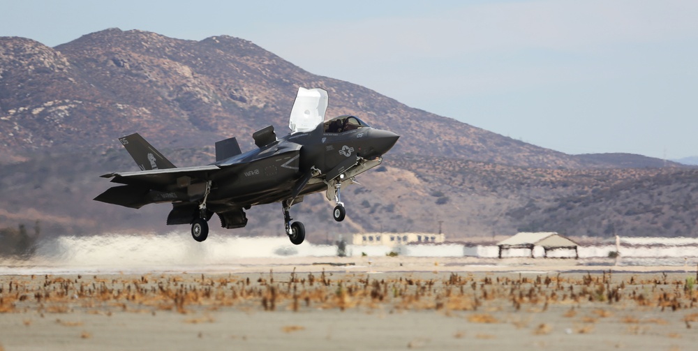 F-35B Joint Strike Fighter Lands at the 2014 Miramar Air Show