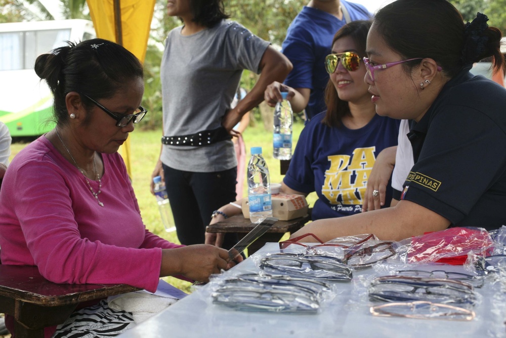 Philippine, US forces show care through cooperative health engagement Philippine, US forces show care through cooperative health engagement