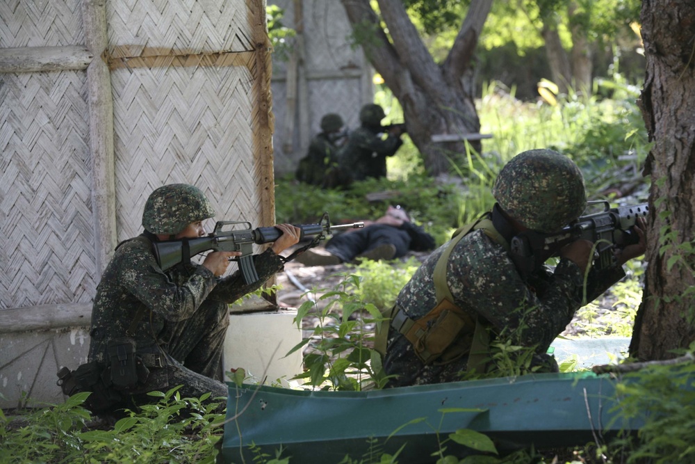 Philippine, US Marines sharpen Amphibious Operations during PHIBLEX 2015