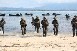 Philippine, US Marines sharpen Amphibious Operations during PHIBLEX 2015