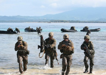 Philippine, US Marines sharpen Amphibious Operations during PHIBLEX 2015