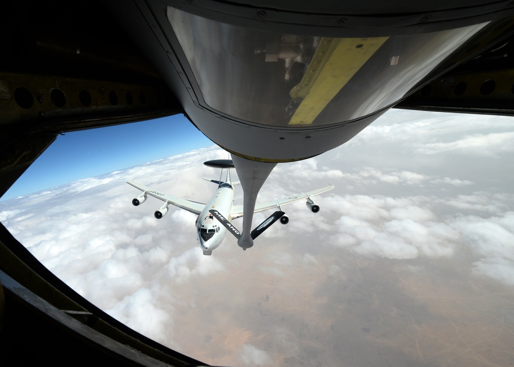 E-3 Sentry supporting operations against ISIL refuels