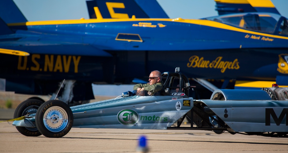 'Smoke-N-Thunder' Taxis to the Runway