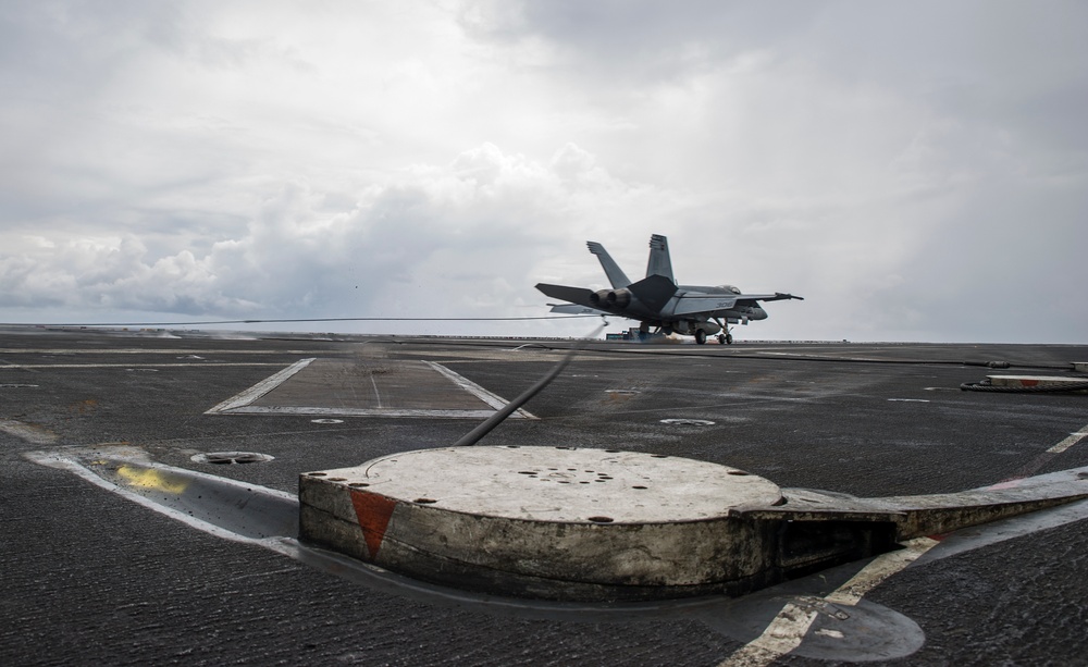 Super Hornet lands aboard USS George Washington
