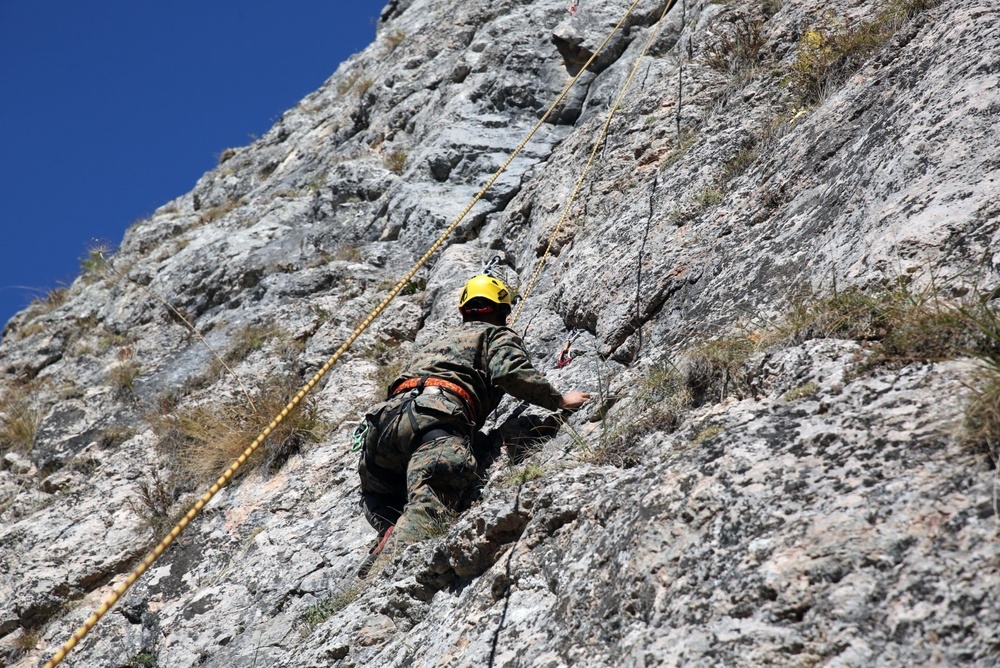 Marines, Romanian Land Forces conquer the mountains during Platinum Lynx 14.6