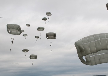 82nd Airborne Division partners with Royal Netherlands army during Operation Noble Ledger 2014