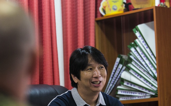 Philipino Mayor welcomes Marines