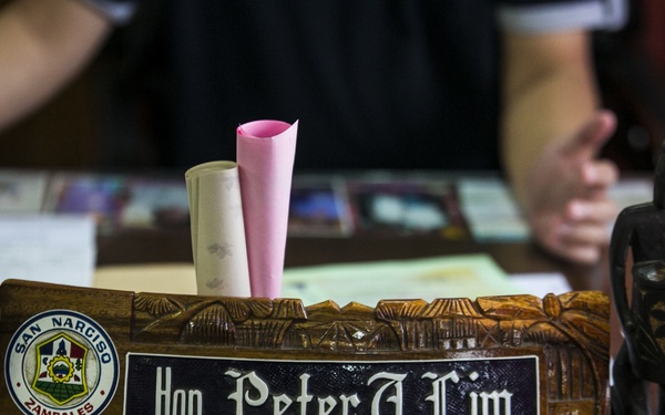 Philipino Mayor welcomes Marines