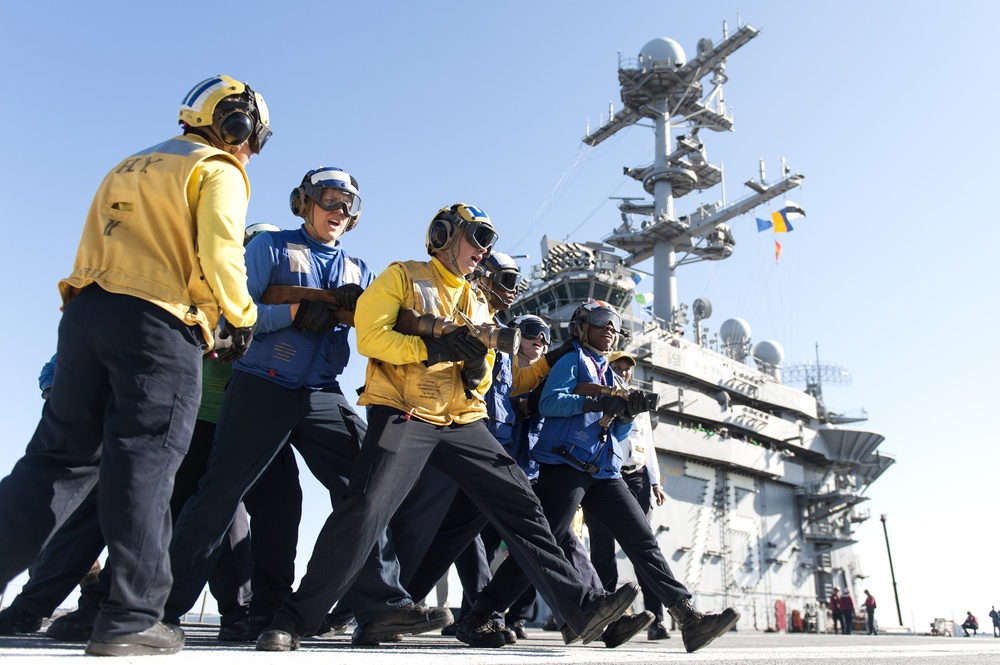 US Sailors fight a simulated fire