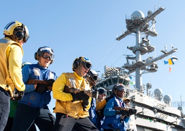 US Sailors fight a simulated fire