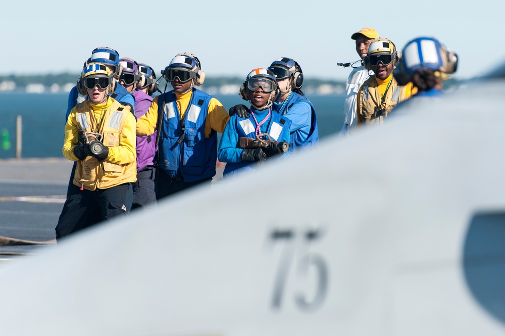 US Sailors fight a simulated fire