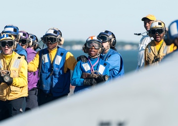 US Sailors fight a simulated fire