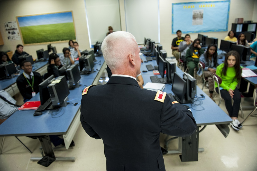 Army Reserve colonel visits Chicago high school engineer students