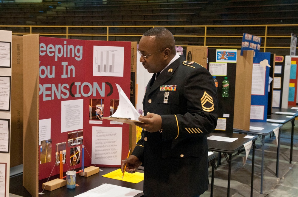 Army Reserve Soldiers volunteer to judge children’s science fair