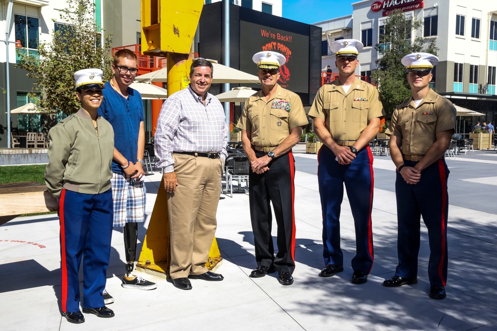 Marines get behind the curtains of Facebook