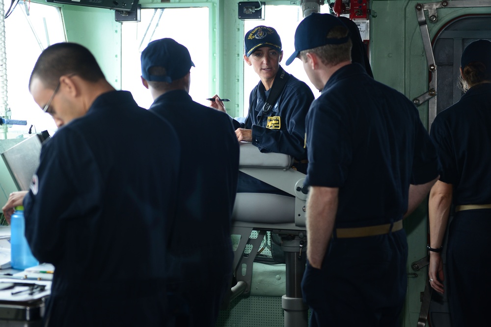 USS Bunker Hill CO speaks with bridge staff