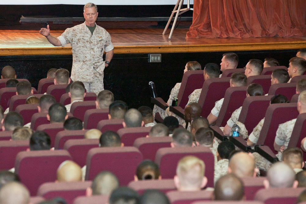 Marine Corps Commandant Visits MCAS Beaufort