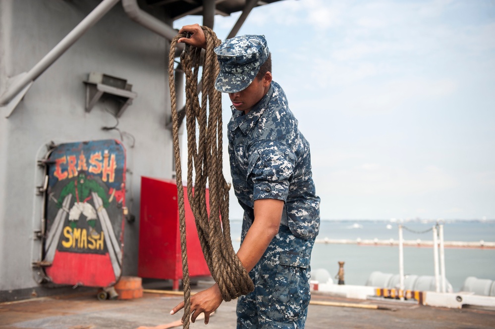 Airman coils line on flight deck