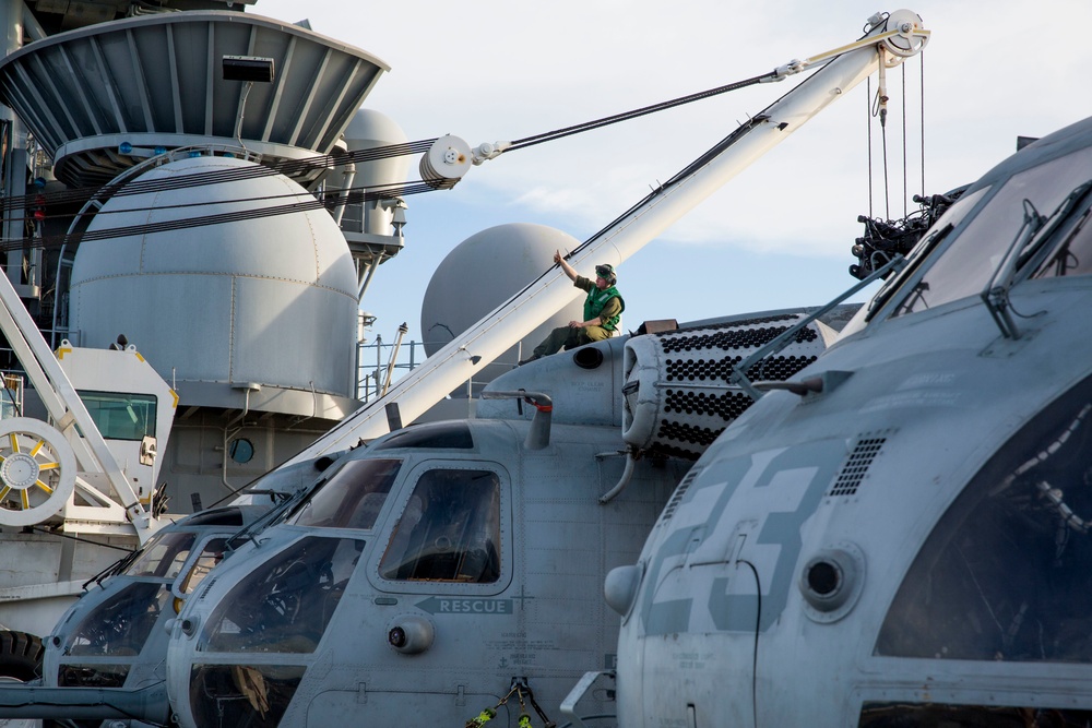 24th MEU Marine conducts CH-53E Super Stallion maintenance check
