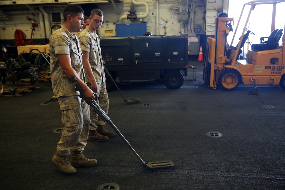 24th MEU combat engineers conduct metal detector training